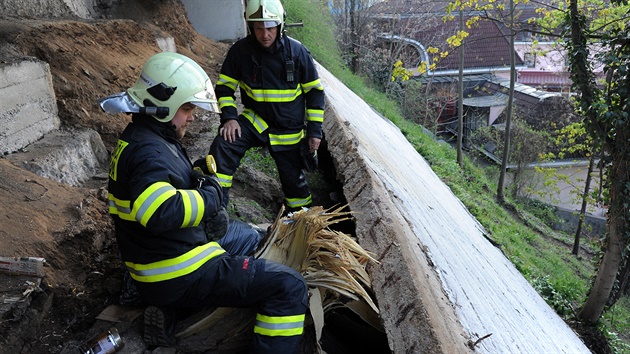 Pratí hasii zasahovali 19. dubna ráno v Chotkov ulici, kde vypadl z mostní...