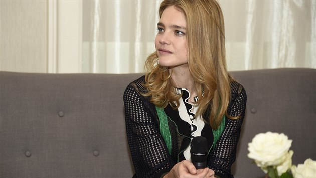 Modelka Natalia Vodianova na tiskov konferenci v Pai