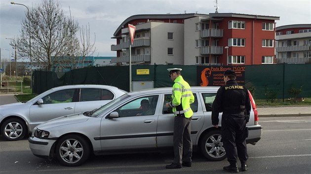 Cizinec v Letanech nedal pednost autobusu. Pestoe nehoda se obela bez zrann, idi volva pevejc mal dt, nadchal pes ti promile (13.4.2015)