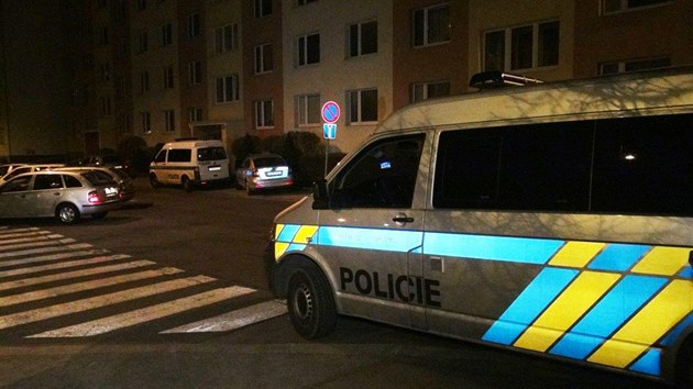 Kriminalist z prask mordparty e ppad nsiln smrti dvaasedmdestiletho mue, kterho nali v jednom z byt v Bukoveck ulici v praskch Letanech (13.4.2015)