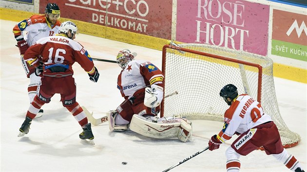 Olomouc vs. Slavia. Zleva Jan Knotek z Olomouce, Juraj Valach a brank Praan Dominik Furch.