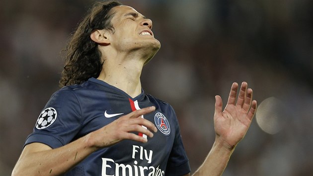 TAKOV KODA. Edinson Cavani, tonk Pae St. Germain, lituje promarnn ance.