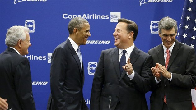 Americk prezident Barack Obama se svm panamskm protjkem Juanem Carlosem Varelou pihleli podpisu kontraktu za est a pl miliardy dolar, kter spolu uzaveli vkonn editel spolenosti Boeing James McNerney a pedseda spolenosti Copa Airlines Stanlay Motta (10. dubna 2015).