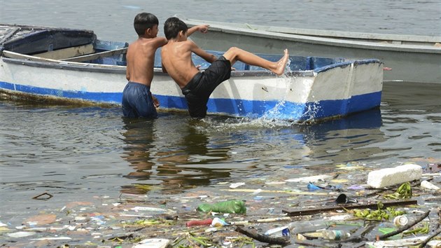 Ztoka Guanabara v Riu de Janeiru, ve kter se za rok uskuten olympijsk soute, je dl i pes sliby organiztor zneitn.