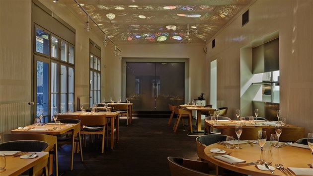 Jednoduch interir restaurace zdob svteln aplikace na stropu.