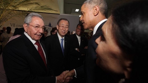 Americký prezident Barack Obama a kubánský vdce Raúl Castro pi slavnostním...