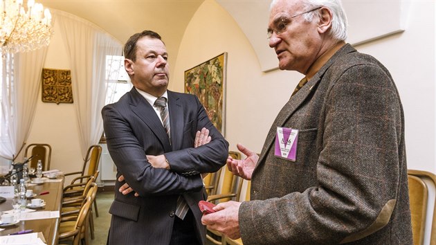 Bval zamstnanec televize Vclava apek (vpravo) a advokt Jaromr Csa z kancele Csa, eka, Smutn v roli kandidt do Rady T (15. dubna 2015).