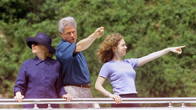 Bill a Hillary Clintonovi spolu maj dceru Chelsea Victorii. Snmek je ze sttn nvtvy ny v ervenci 1998.