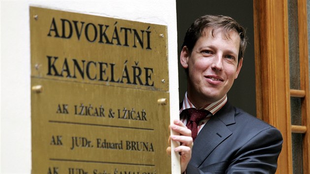 Stanislav Gross po odchodu z politiky pracoval jako koncipient v advoktn kanceli Eduarda Bruny. (21. jna 2005)