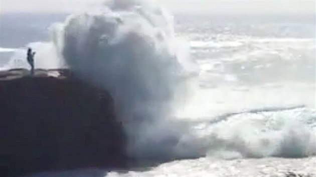 Mladou turistku smetla vlna na irskch Aranskch ostrovech.