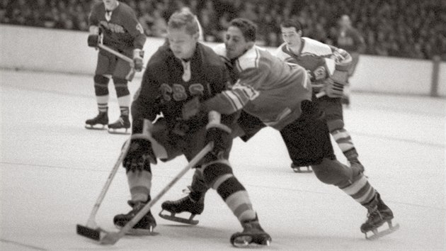 Hokejov reprezentant Jaroslav Holk pi utkn proti Nmecku, hranm v prask Sportovn hale. (24. listopadu 1964)