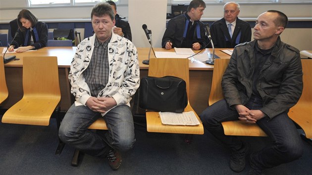 Obalovan Vclav Zlmal (uprosted) a Petr agan (vpravo) ekaj na vyhlen rozsudku.
