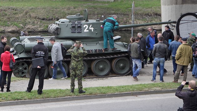 Test historickho tanku T-34 na nbe Ostravice v Ostrav. (15. dubna 2015)