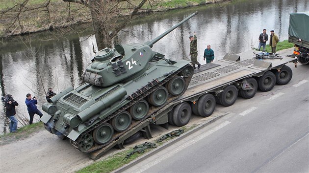 Test prjezdnosti historickho tanku T-34 na nbe Ostravice v Ostrav. (15. dubna 2015)
