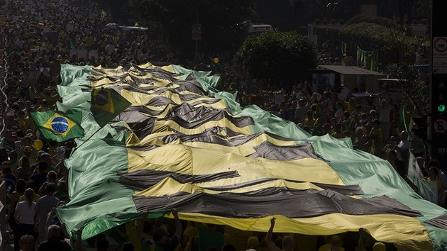 Protestujc nesou ulicemi Sao Paula ob protivldn plakt, daj odstoupen prezidentky Dilmy Rousseffov. (12. 4. 2015)