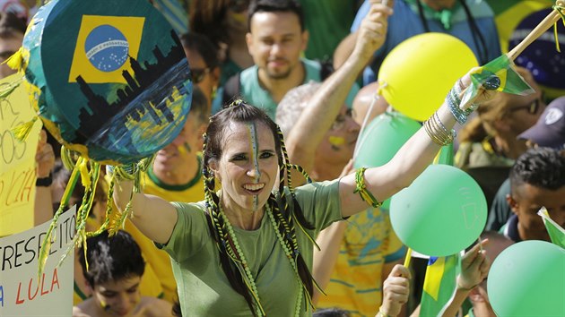 Statisce lid vyly do ulic brazilskch mst protestovat proti prezidentce Dilm Rousseffov. Demonstrace se konala i v Sao Paulu. (12. 4. 2015)
