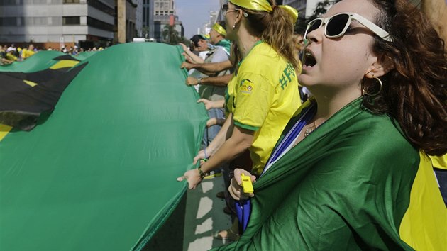 Demostrujc v Sao Paulu dali odstoupen prezidentky Dilmy Rousseffov (12. 4. 2015)