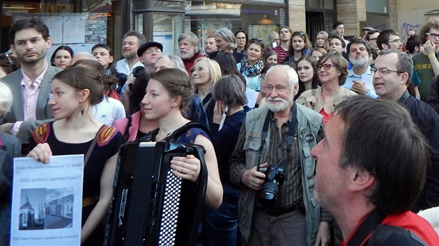 Demonstrace ped úadem Prahy 1 proti výstavb domu u Aneského klátera.