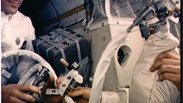 Posádka Apollo 13 zvládla další svízel – zhotovila provizorní čističku vzduchu.
