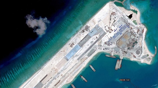 Satelitn snmek, kter ukazuje, jak na buduje startovac a pistvac drhy vhodn pro vojensk uit na spornm zem, kter je soust Spratlyho ostrov v Jihonskm moi (17. dubna 2015)