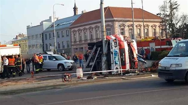 Hasii havarovali ve Znojm cestou ke smrteln nehod. Vichni tyi lenov tmu se zranili, pro velitele letl vrtulnk.