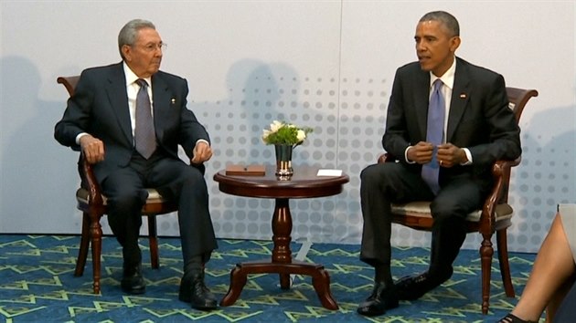 Barack Obama a Ral Castro u jednoho stolu.