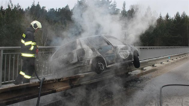 Auto po nehod skonilo na svodidlech a zaalo hoet.