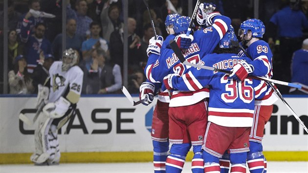 JSOT A ZMAR. Hokejist New York Rangers se raduj z glu, v pozad pekonan brank Pittsburghu Marc-Andre Fleury.