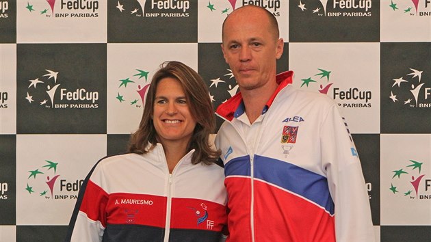 Nehrajc kapitni Amelie Mauresmov a Petr Pla ped semifinle Fed Cupu mezi eskem a Franci.