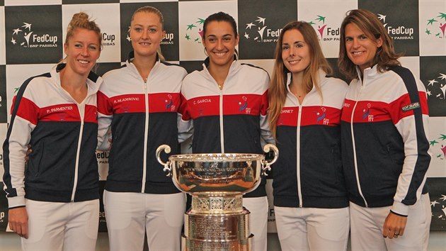 Tm Francie ve sloen (zleva) Pauline Parmentierov, Kristina Mladenovicov, Caroline Garciov, Alize Cornetov, Amelie Mauresmov ped semifinle Fed Cupu s eskem.