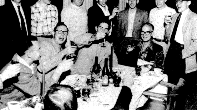 Zamstnanci Williama Shockleyho oslavuj jeho Nobelovu cenu za fyziku (1956). Gordon Moore je vlevo dole (profil), erstv dritel Nobelovy ceny Shockley v ele stolu.
