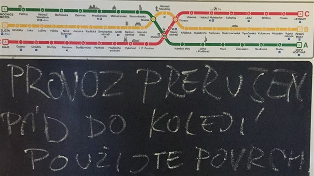 Po pdu lovka do kolejit metra na stanici Budjovick byl zastaven provoz, cestujc museli vyut nhradn povrchovou dopravu. (13.4.2015)