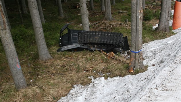 Havarovan sktr u sjezdovky Hromovka ve pindlerov Mln v Krkonoch (17.4.2015).