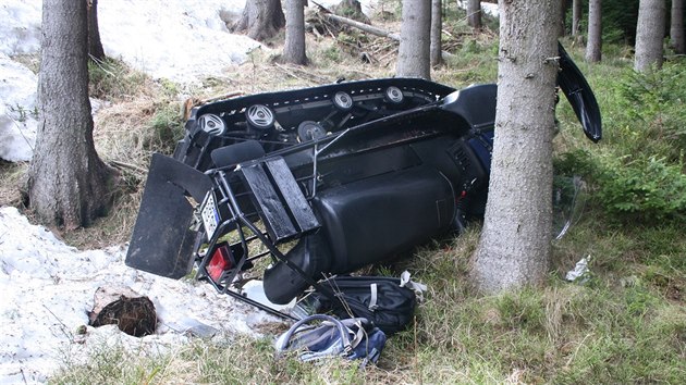 Havarovan sktr u sjezdovky Hromovka ve pindlerov Mln v Krkonoch (17.4.2015).