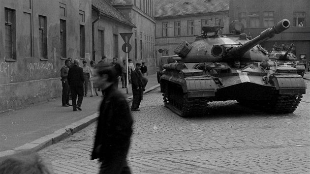 21. srpen 1968 v Plzni - dnes u neexistujc Kasrn ulice a v n sovtsk okupan tank.
