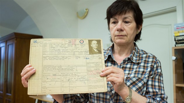 Archivka Renata ehov ukazuje pracovn kartu bvalho zlnskho lkae Dezidera Ornsteina.