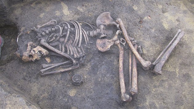 Kostra mue pohbenho ve star dob bronzov nalezen v lokalit Mezicest.