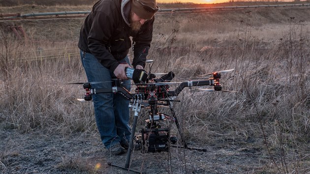 Vertical Images maj dnes ti tby a est dron. Na snmku je Tom Lnnika a dron od korejskho vrobce Gryphon Dynamics. Ten m nosnost 18 kilogram a v zvsu infrakameru. 