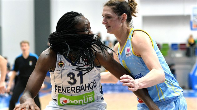 Zleva Tina Charlesov z Fenerbahce Istanbul a Ilona Burgrov z USK Praha.