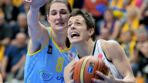 Ilona Burgrov (vlevo) z USK Praha brn Miljanu Bojoviovou z Fenerbahce Istanbul.