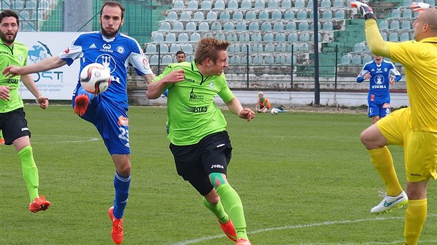 Olomouck fotbalista Tom Zahradnek (v modrm) v zpase s Mostem.