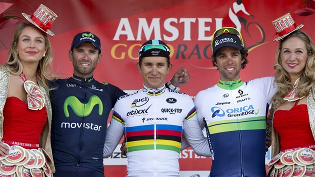 Ti nejlep z cyklistick klasiky Amstel Gold Race na pdiu vtz se slinmi hosteskami. Uprosted vtn Polk Michal Kwiatkowki, vlevo druh panl Alejandro Valverde a vpravo tet Michael Matthews z Austrlie.