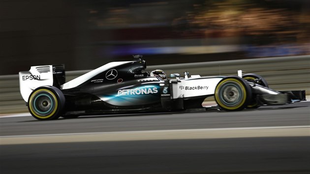 Lewis Hamilton ze stje Mercedes ve Velk cen Bahrajnu formule 1, kterou ovldl.