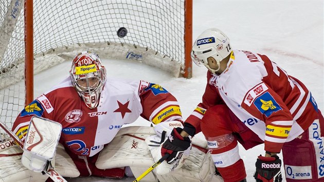 Brank Slavie Dominik Furch pout gl po stele tonka eskch Budjovic Adama Pibyla (nen na snmku). Vpravo pihl obrnce Slavie Pavel Kolak.