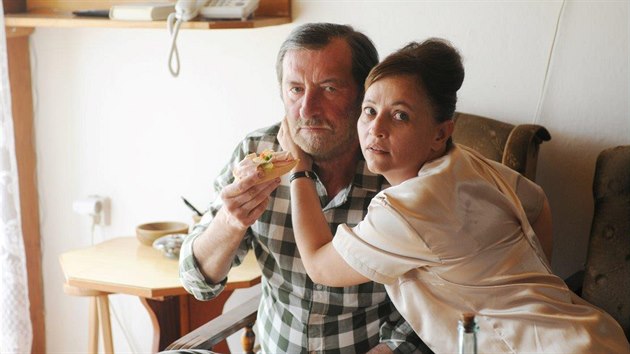 Bolek Polvka a Alena Mihulov ve filmu Domc pe