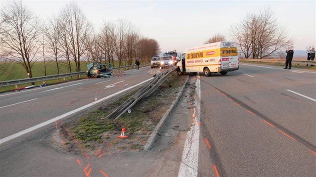 Pi tragick nehod u Mohelnice zemeli po srce osobnho auta s dodvkou dva lid, dal ti vyvzli s lehkmi zrannmi.