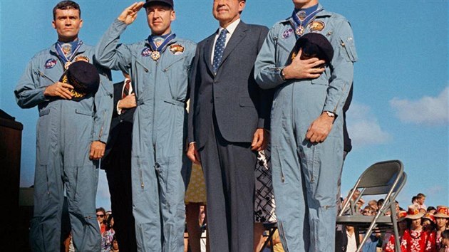 Posdka Apolla 13 s prezidentem USA Richardem Nixonem