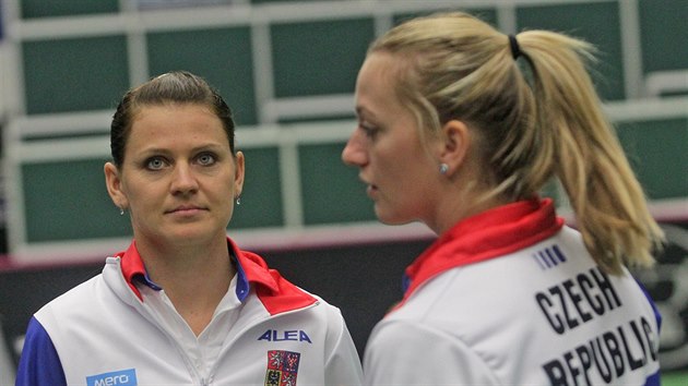 Lucie afov (vlevo) a Petra Kvitov na prvnm trninku ped fedcupovm utknm s Franci.