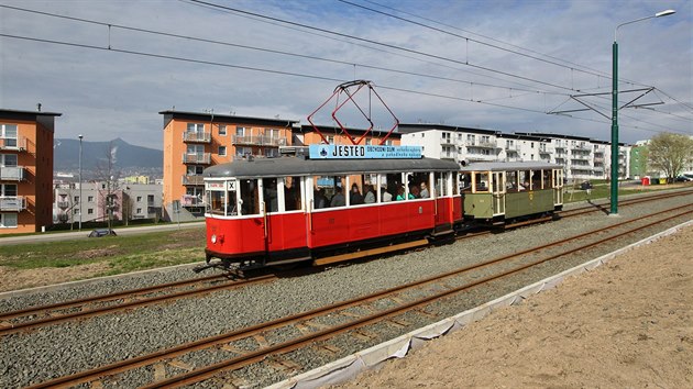 Historick tramvaj s vlenm vozem na zrekosntruovan trati mezi Libercem a Vratislavicemi nad Nisou.