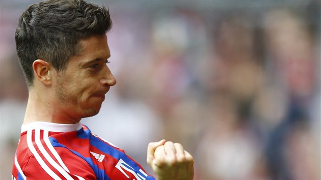 RADOSTN PUMPOVN. Robert Lewandowski z Bayernu Mnichov slav trefu proti Frankfurtu.